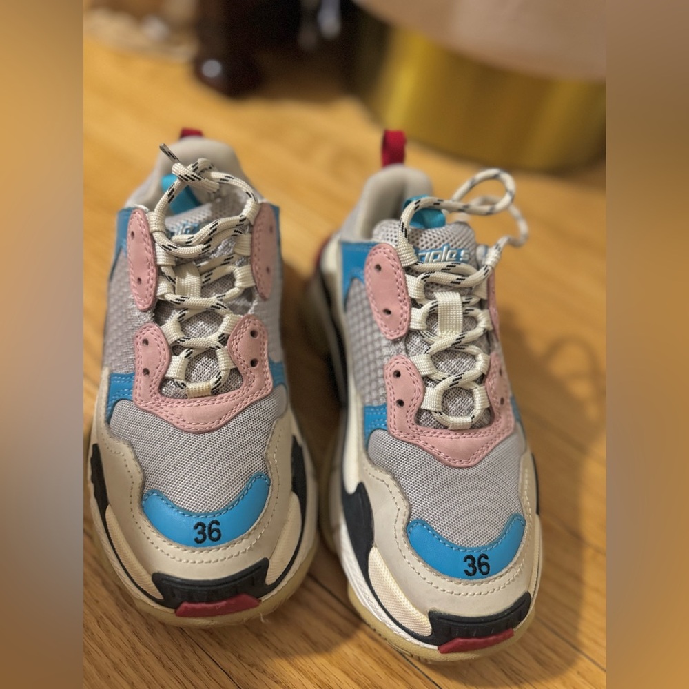 Balenciaga Colorful Sneakers good condition 
Inside clear. Box